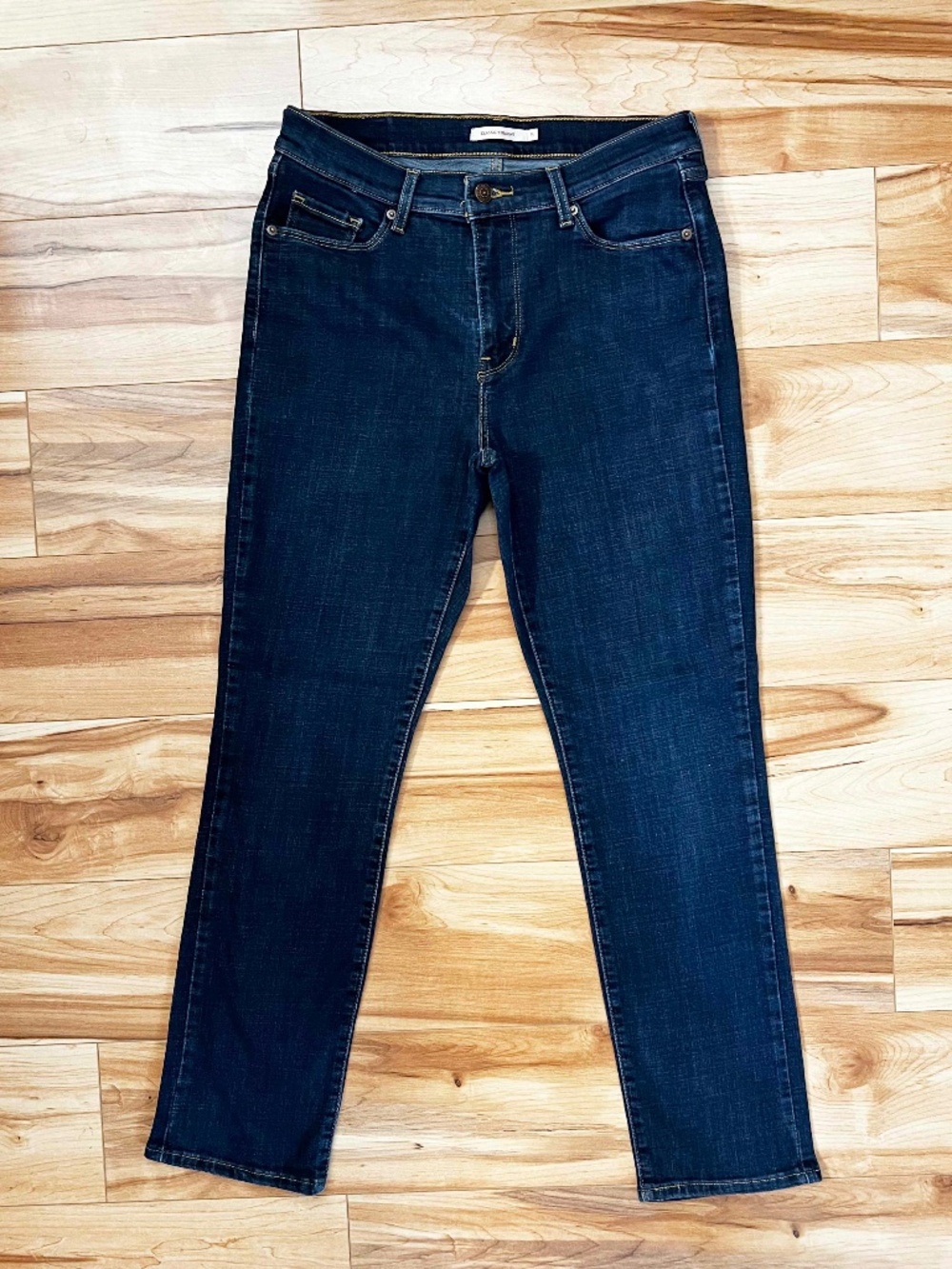Levi's Classic Straight Leg Jeans Women's Size 29x30 Medium Wash Denim 8M